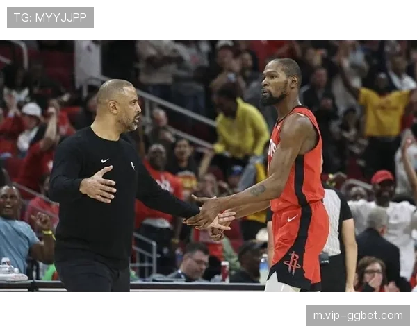 汤普森右脚踝扭伤出战成疑 爵士后场轮换深度再受考验